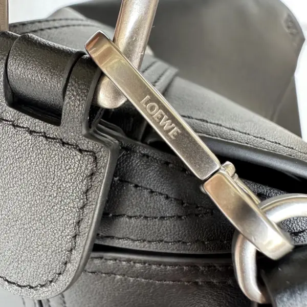 Loewe-羅意威 黑色大號亮面牛皮革 Puzzle Biker 手拿包 16 Loewe-羅意威 黑色大號亮面牛皮革 Puzzle Biker 手拿包