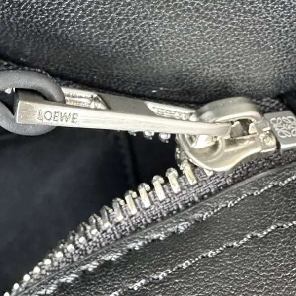 Loewe-羅意威 黑色大號亮面牛皮革 Puzzle Biker 手拿包 18 Loewe-羅意威 黑色大號亮面牛皮革 Puzzle Biker 手拿包
