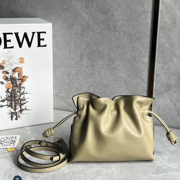 Loewe-羅意威 Flamenco 系列 中號粘土綠肩背手拿包 納帕牛皮革