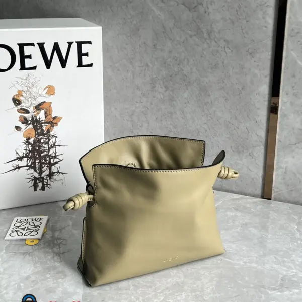Loewe-羅意威 Flamenco 系列 中號粘土綠肩背手拿包 納帕牛皮革
