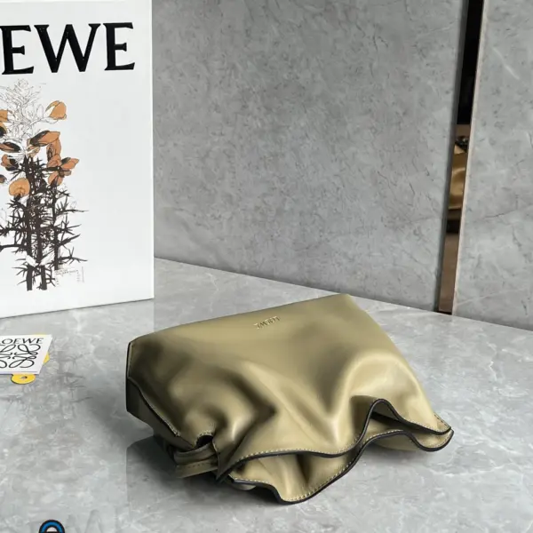 Loewe-羅意威 Flamenco 系列 中號粘土綠肩背手拿包 納帕牛皮革