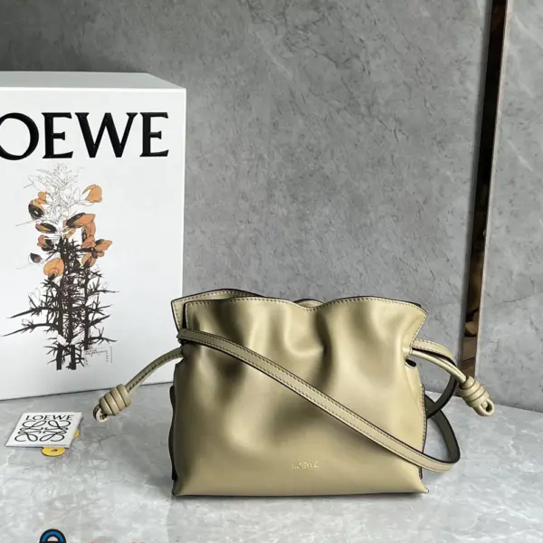 Loewe-羅意威 Flamenco 系列 中號粘土綠肩背手拿包 納帕牛皮革