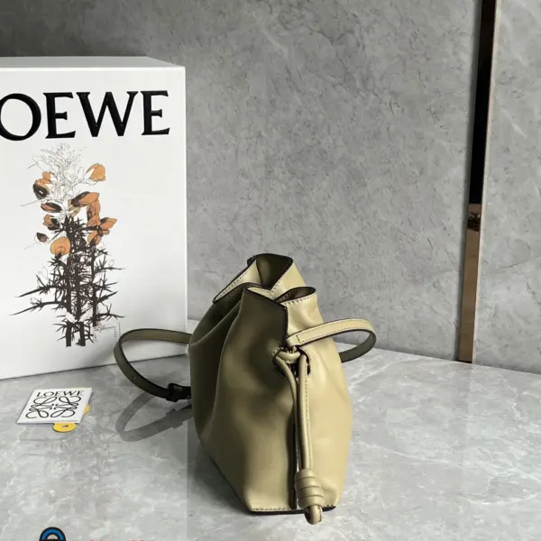 Loewe-羅意威 Flamenco 系列 中號粘土綠肩背手拿包 納帕牛皮革