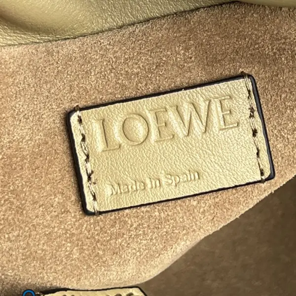Loewe-羅意威 Flamenco 系列 中號粘土綠肩背手拿包 納帕牛皮革