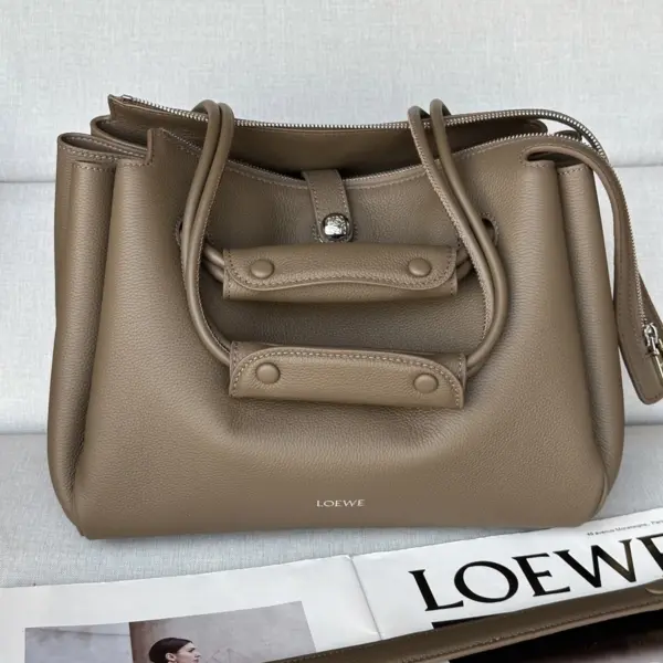 Loewe-羅意威 灰褐色大號柔軟粒面牛皮革 Madrid 手拿包
