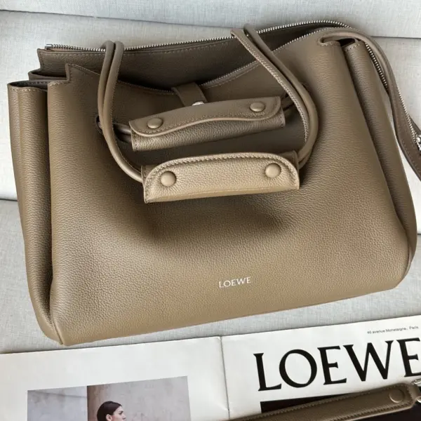 Loewe-羅意威 灰褐色大號柔軟粒面牛皮革 Madrid 手拿包