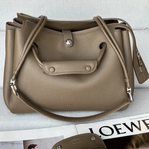 Loewe-羅意威 灰褐色大號柔軟粒面牛皮革 Madrid 手拿包