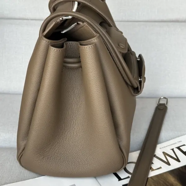 Loewe-羅意威 灰褐色大號柔軟粒面牛皮革 Madrid 手拿包