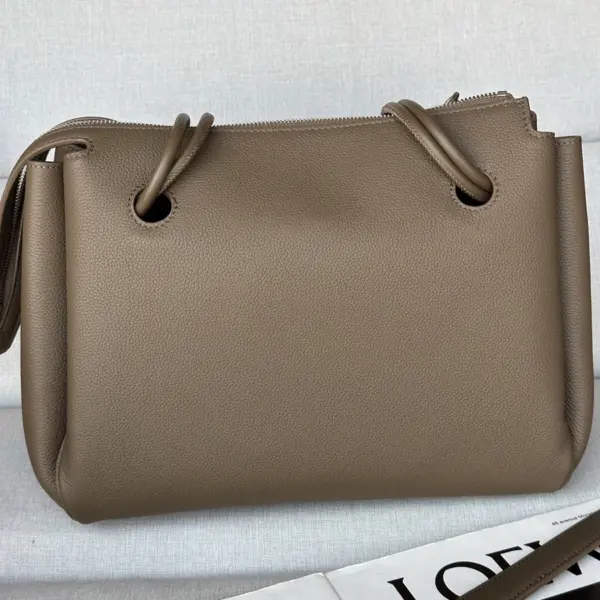 Loewe-羅意威 灰褐色大號柔軟粒面牛皮革 Madrid 手拿包