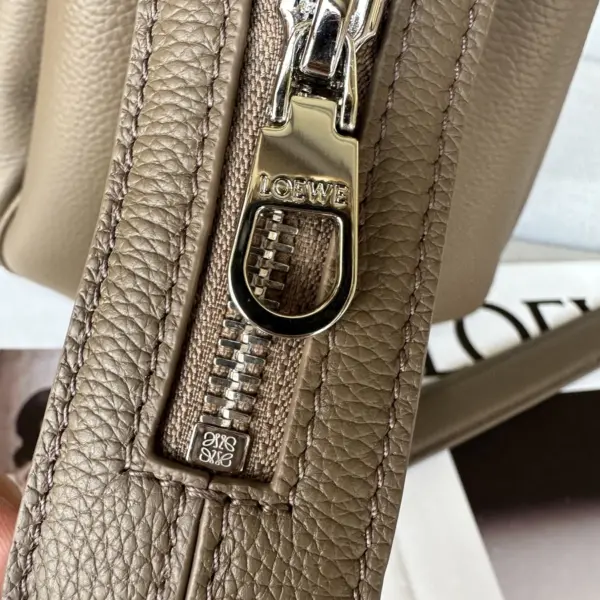 Loewe-羅意威 灰褐色大號柔軟粒面牛皮革 Madrid 手拿包