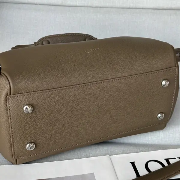 Loewe-羅意威 灰褐色大號柔軟粒面牛皮革 Madrid 手拿包