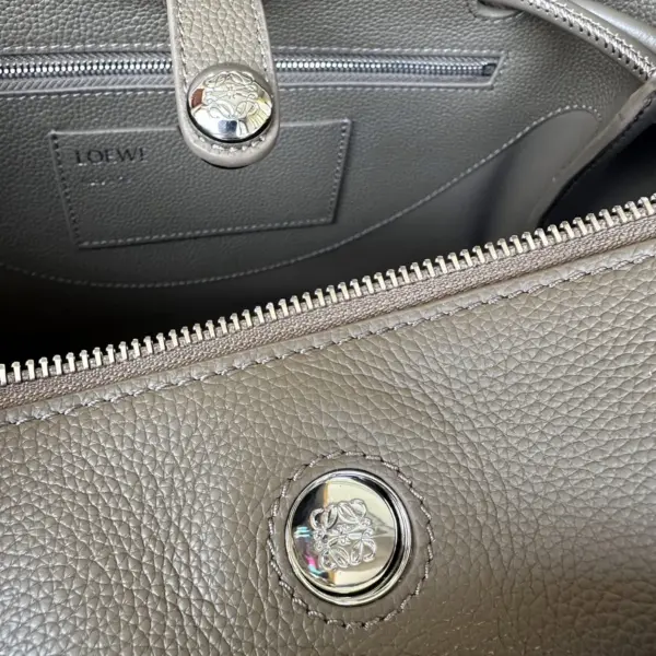 Loewe-羅意威 灰褐色大號柔軟粒面牛皮革 Madrid 手拿包