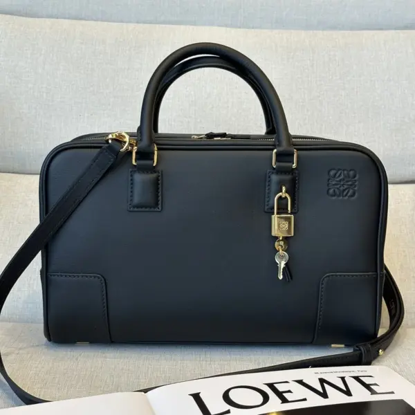 Loewe-羅意威 黑色納帕牛皮革 Amazona 23 手拿包