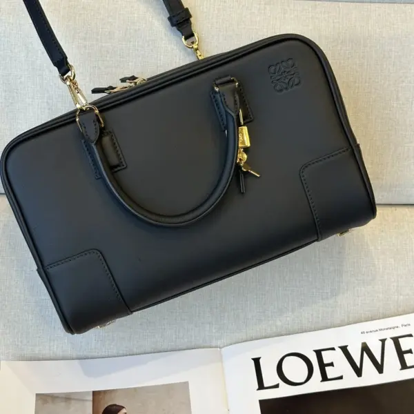 Loewe-羅意威 黑色納帕牛皮革 Amazona 23 手拿包