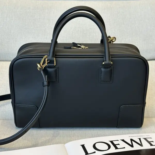 Loewe-羅意威 黑色納帕牛皮革 Amazona 23 手拿包