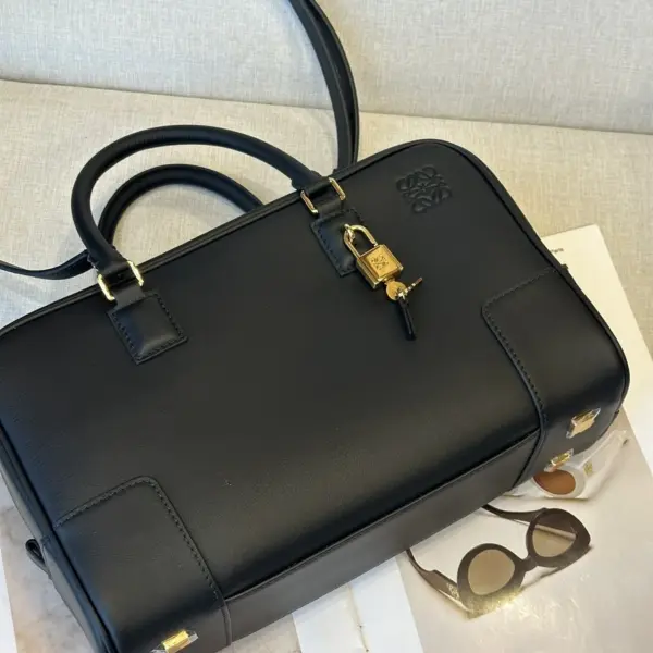 Loewe-羅意威 黑色納帕牛皮革 Amazona 23 手拿包