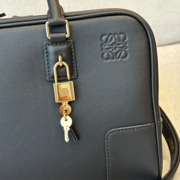 Loewe-羅意威 黑色納帕牛皮革 Amazona 23 手拿包