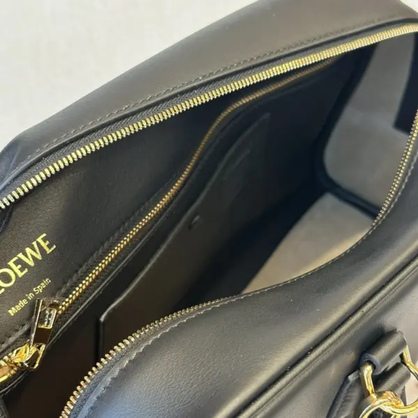 Loewe-羅意威 黑色納帕牛皮革 Amazona 23 手拿包