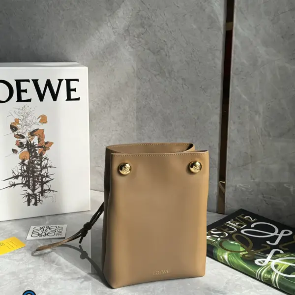 Loewe-羅意威 橡木棕光滑牛皮革 Pebble 手拿包