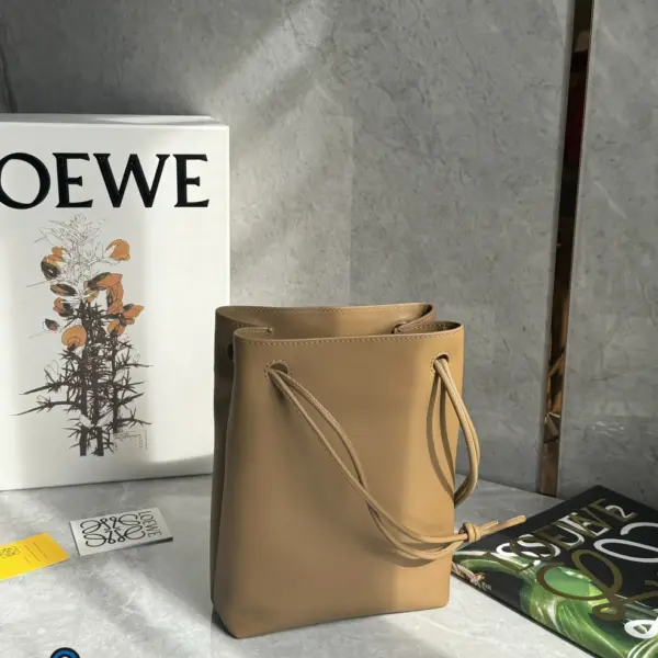 Loewe-羅意威 橡木棕光滑牛皮革 Pebble 手拿包