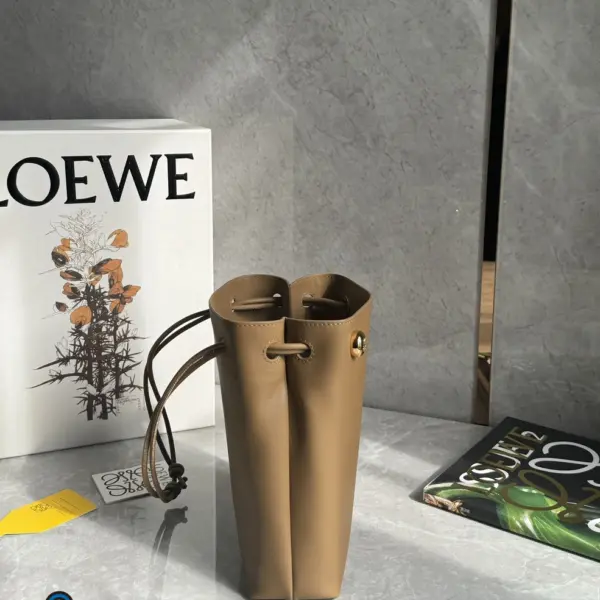 Loewe-羅意威 橡木棕光滑牛皮革 Pebble 手拿包