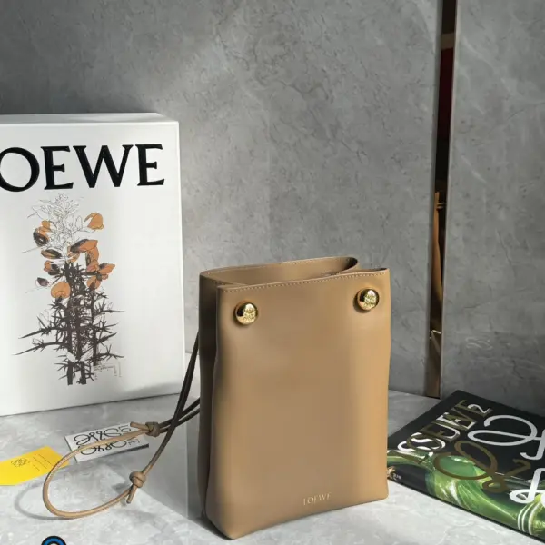 Loewe-羅意威 橡木棕光滑牛皮革 Pebble 手拿包