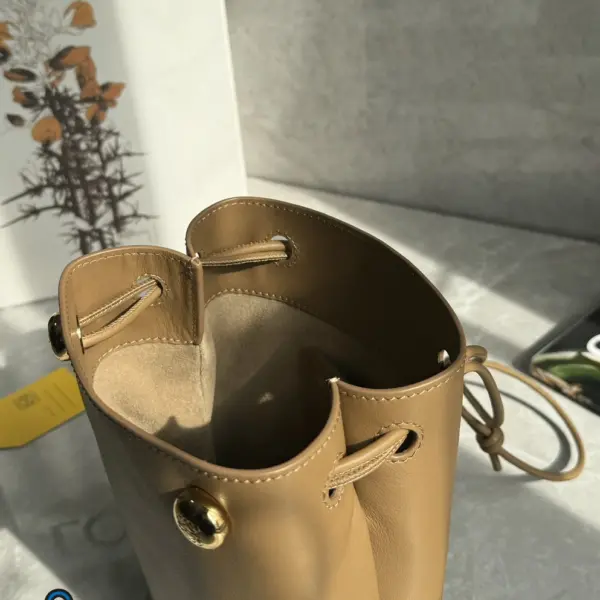 Loewe-羅意威 橡木棕光滑牛皮革 Pebble 手拿包