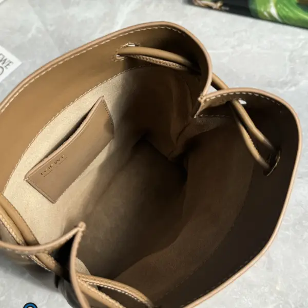Loewe-羅意威 橡木棕光滑牛皮革 Pebble 手拿包
