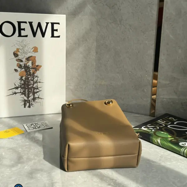 Loewe-羅意威 橡木棕光滑牛皮革 Pebble 手拿包