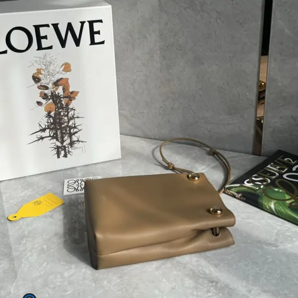 Loewe-羅意威 橡木棕光滑牛皮革 Pebble 手拿包