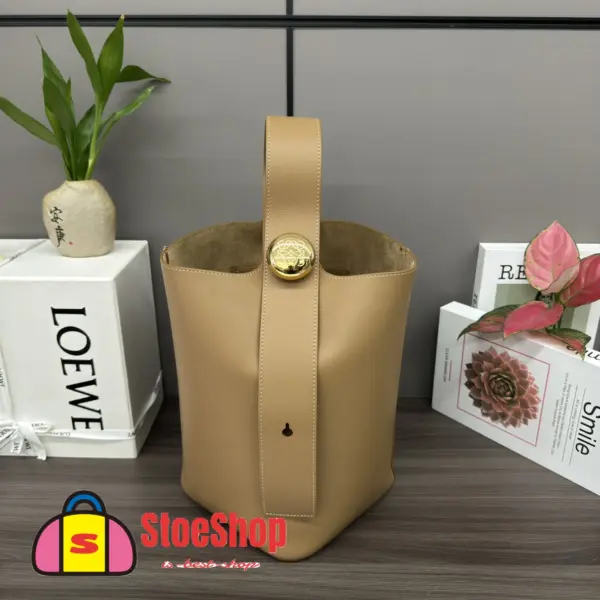 Loewe-羅意威 Pebble Bucket 系列 深黃油色迷你光滑牛皮革斜挎水桶手袋