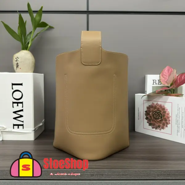 Loewe-羅意威 Pebble Bucket 系列 深黃油色迷你光滑牛皮革斜挎水桶手袋