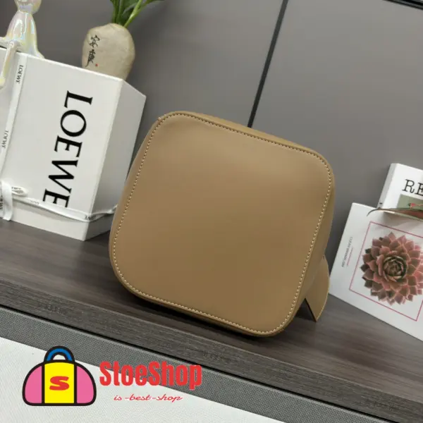 Loewe-羅意威 Pebble Bucket 系列 深黃油色迷你光滑牛皮革斜挎水桶手袋