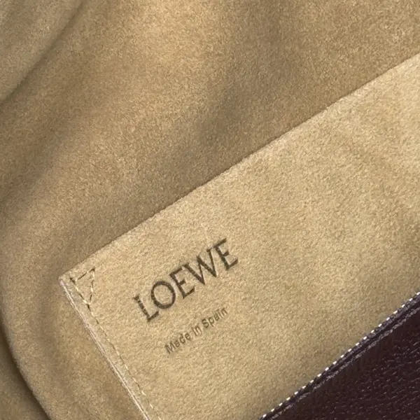 Loewe-羅意威 布朗尼深棕大號納帕羊皮革 Featherlight Puzzle 手拿包
