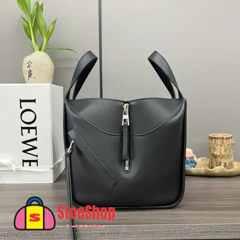 Loewe-羅意威 Hammock Compact 系列 黑色牛皮革肩背包