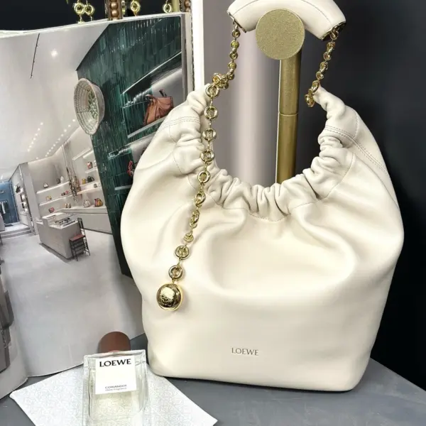 Loewe-羅意威 海鹽白小號柔軟納帕羊皮革 Squeeze 肩背包