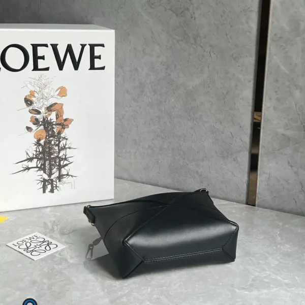 Loewe-羅意威 Puzzle Fold 系列 黑色亮面納帕牛皮革手拿包