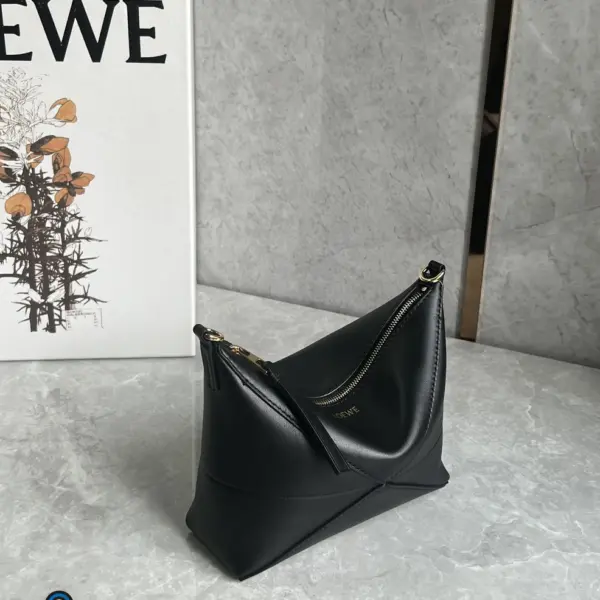 Loewe-羅意威 Puzzle Fold 系列 黑色亮面納帕牛皮革手拿包