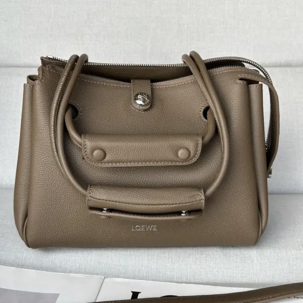 Loewe-羅意威 Madrid 系列 灰褐色中號柔軟粒面牛皮革手拿包