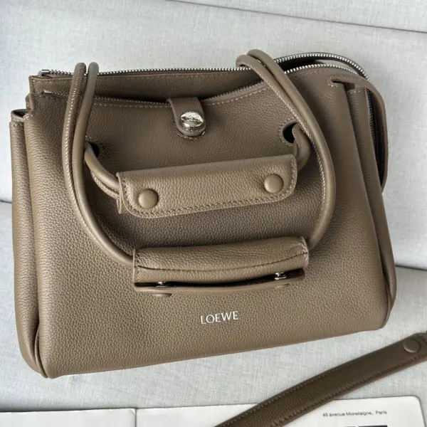 Loewe-羅意威 Madrid 系列 灰褐色中號柔軟粒面牛皮革手拿包