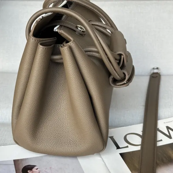 Loewe-羅意威 Madrid 系列 灰褐色中號柔軟粒面牛皮革手拿包