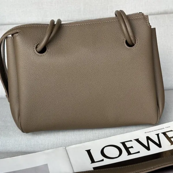 Loewe-羅意威 Madrid 系列 灰褐色中號柔軟粒面牛皮革手拿包