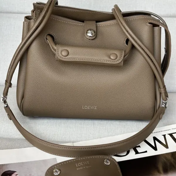 Loewe-羅意威 Madrid 系列 灰褐色中號柔軟粒面牛皮革手拿包