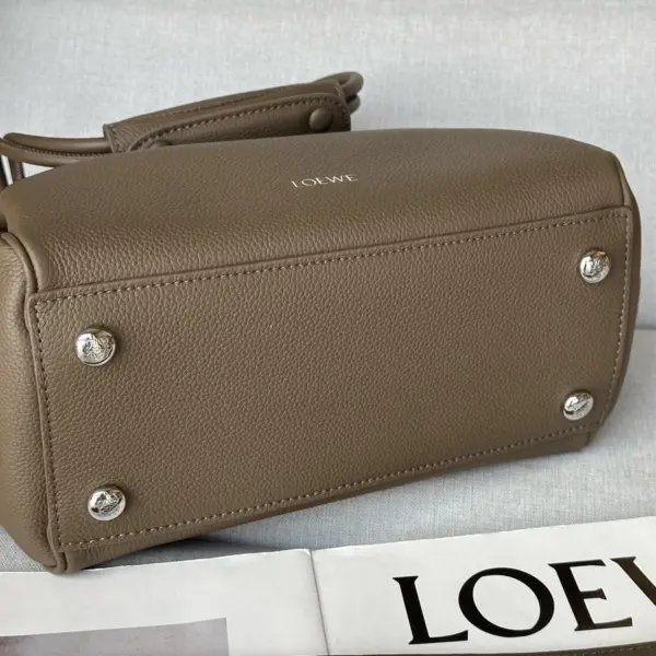 Loewe-羅意威 Madrid 系列 灰褐色中號柔軟粒面牛皮革手拿包
