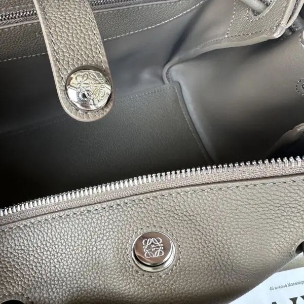 Loewe-羅意威 Madrid 系列 灰褐色中號柔軟粒面牛皮革手拿包