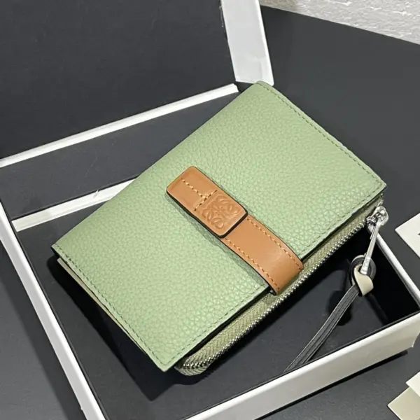 Loewe-羅意威 迷迭香綠 / 焦糖棕柔軟粒面牛皮革 Anagram 長夾 10 Loewe-羅意威 迷迭香綠 / 焦糖棕柔軟粒面牛皮革 Anagram 長夾