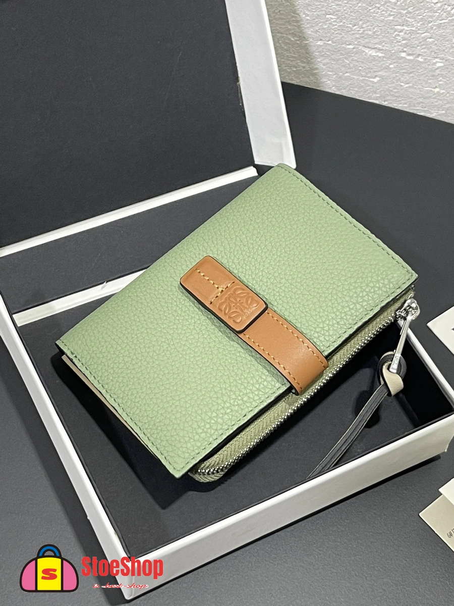 Loewe-羅意威 迷迭香綠 / 焦糖棕柔軟粒面牛皮革 Anagram 長夾 2 Loewe-羅意威 迷迭香綠 / 焦糖棕柔軟粒面牛皮革 Anagram 長夾