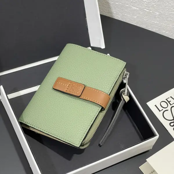 Loewe-羅意威 迷迭香綠 / 焦糖棕柔軟粒面牛皮革 Anagram 長夾 11 Loewe-羅意威 迷迭香綠 / 焦糖棕柔軟粒面牛皮革 Anagram 長夾