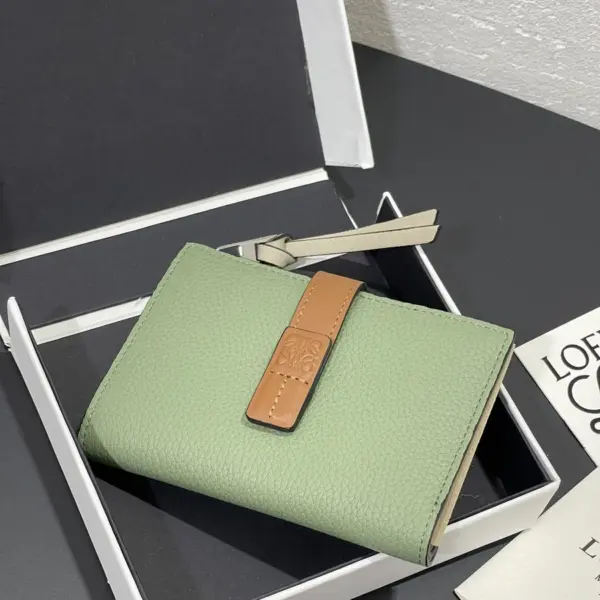 Loewe-羅意威 迷迭香綠 / 焦糖棕柔軟粒面牛皮革 Anagram 長夾 12 Loewe-羅意威 迷迭香綠 / 焦糖棕柔軟粒面牛皮革 Anagram 長夾