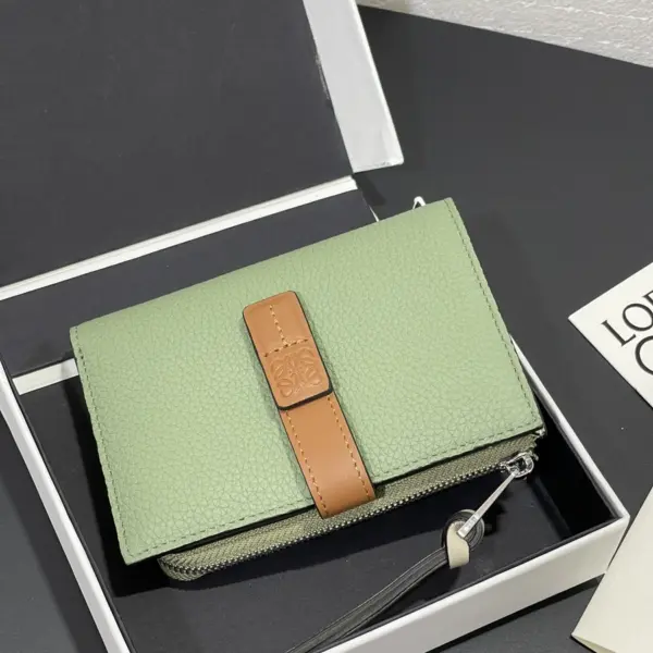 Loewe-羅意威 迷迭香綠 / 焦糖棕柔軟粒面牛皮革 Anagram 長夾 13 Loewe-羅意威 迷迭香綠 / 焦糖棕柔軟粒面牛皮革 Anagram 長夾